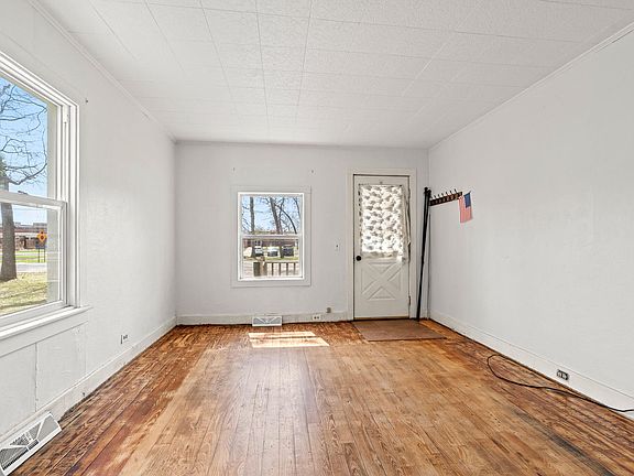 4th image of 5454 Hall Rd