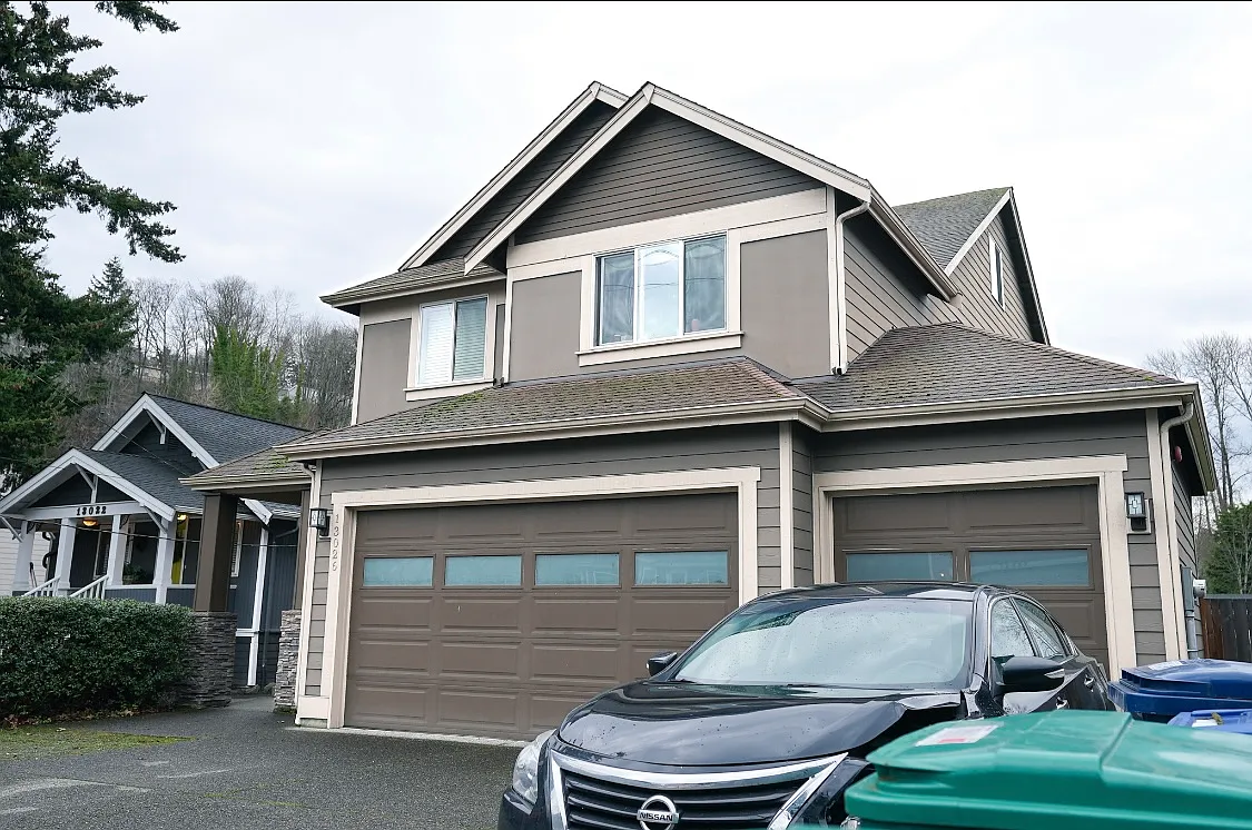 6 bed, 3.5 bath, 2690 sqft, $895 — Photo 1