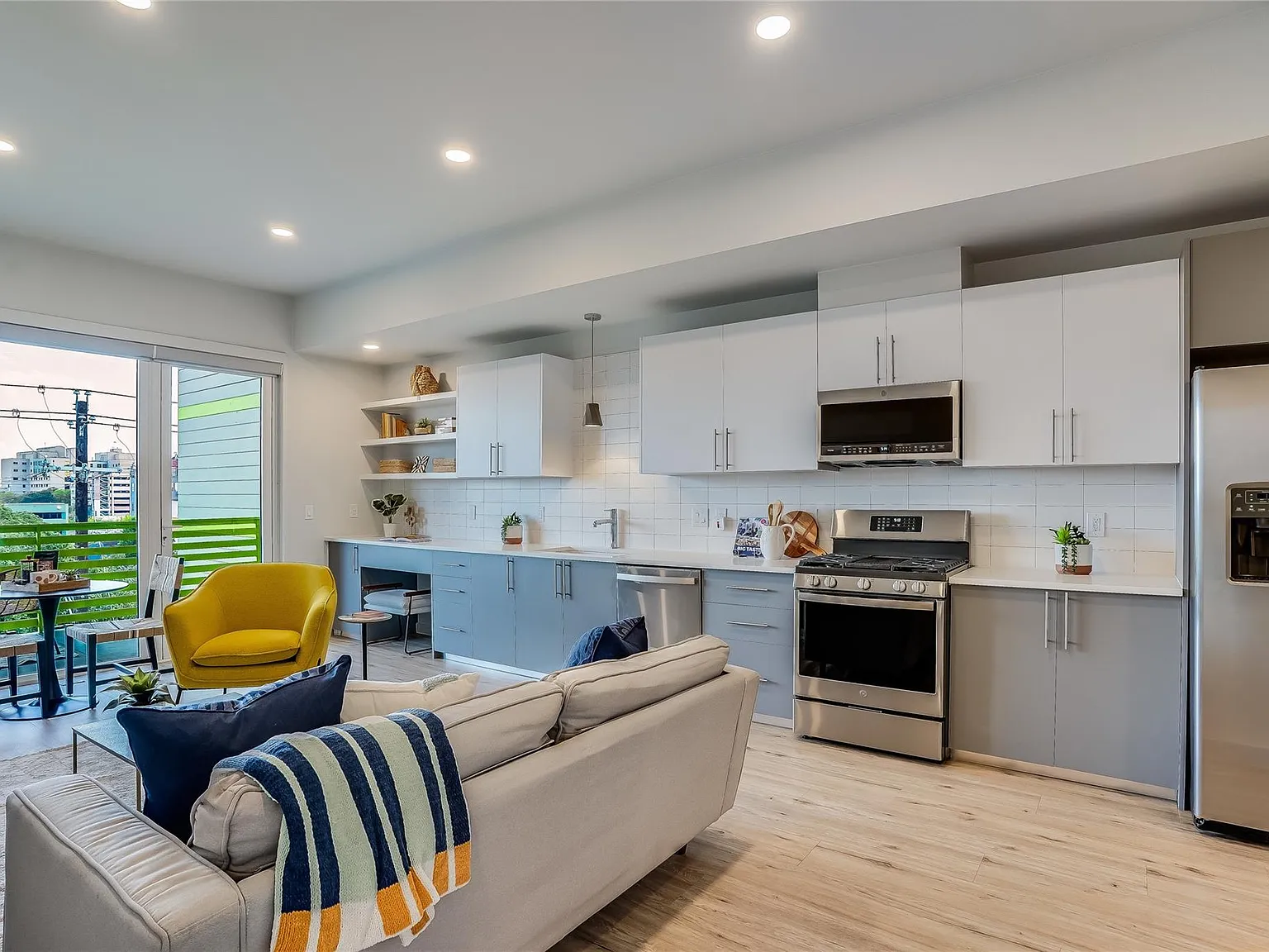 2 bed, 1.5 bath, 989 sqft, $2,300 — Photo 2