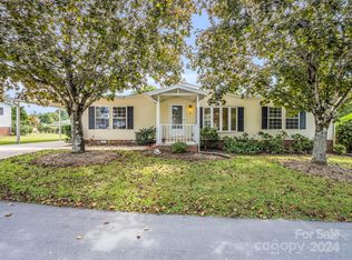 4 N Charles Ln, Hendersonville, NC 28792