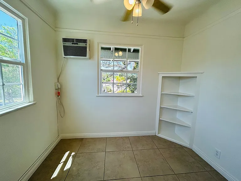340-342 N Harper Ave — Photo 10