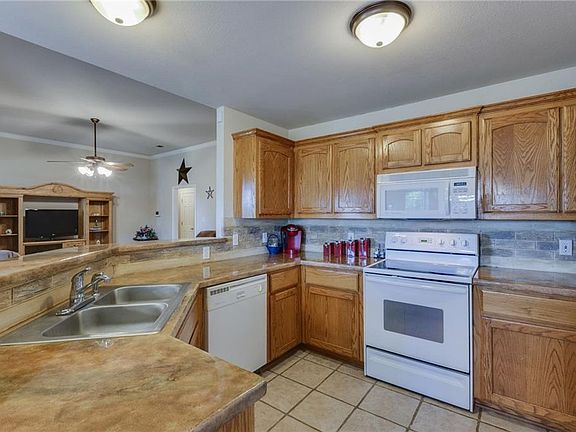 4th image of 1025 Oak Grove Ln