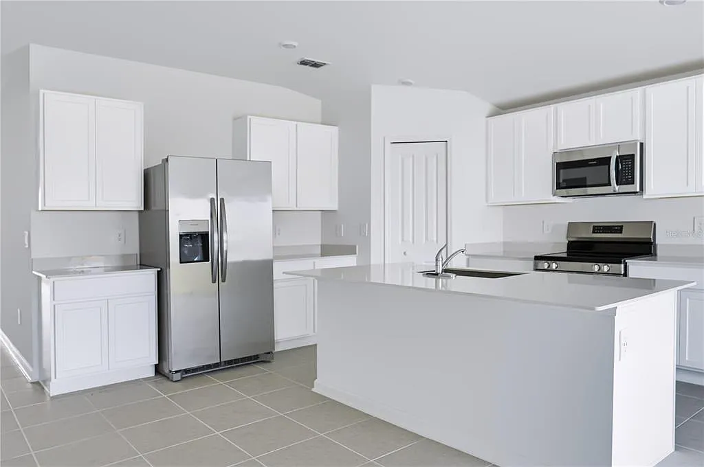 4 bed, 2.0 bath, 1824 sqft, $2,100 — Photo 4