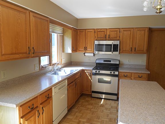 5th image of 3915 Cloverdale Ave