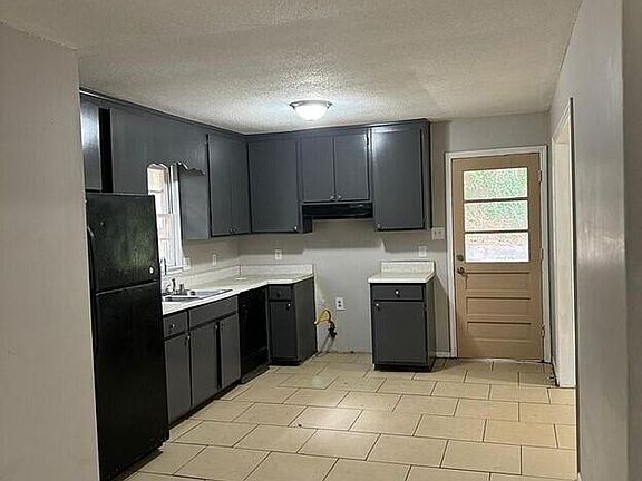 3rd image of 1470 New Castle Dr
