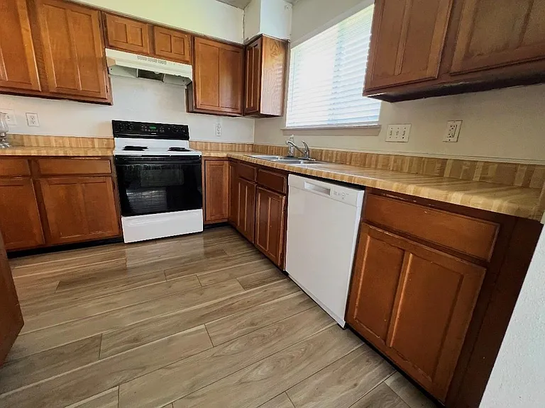17010 Sunview Ct — Photo 4