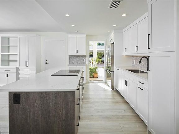 3rd image of 322 Harbour DR #105B