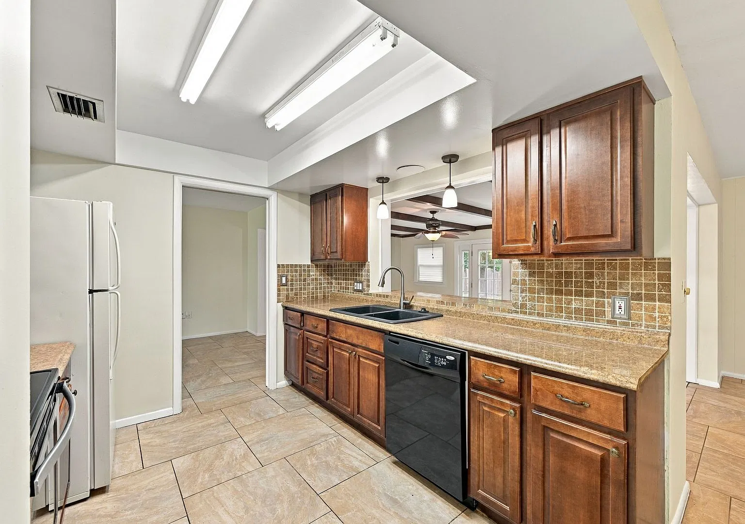 Spacious 4-Bedroom Home in Fairway Estates Dunedin — Photo 3