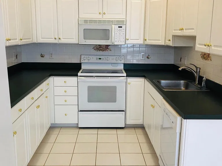 1081 Chanticleer — Photo 3