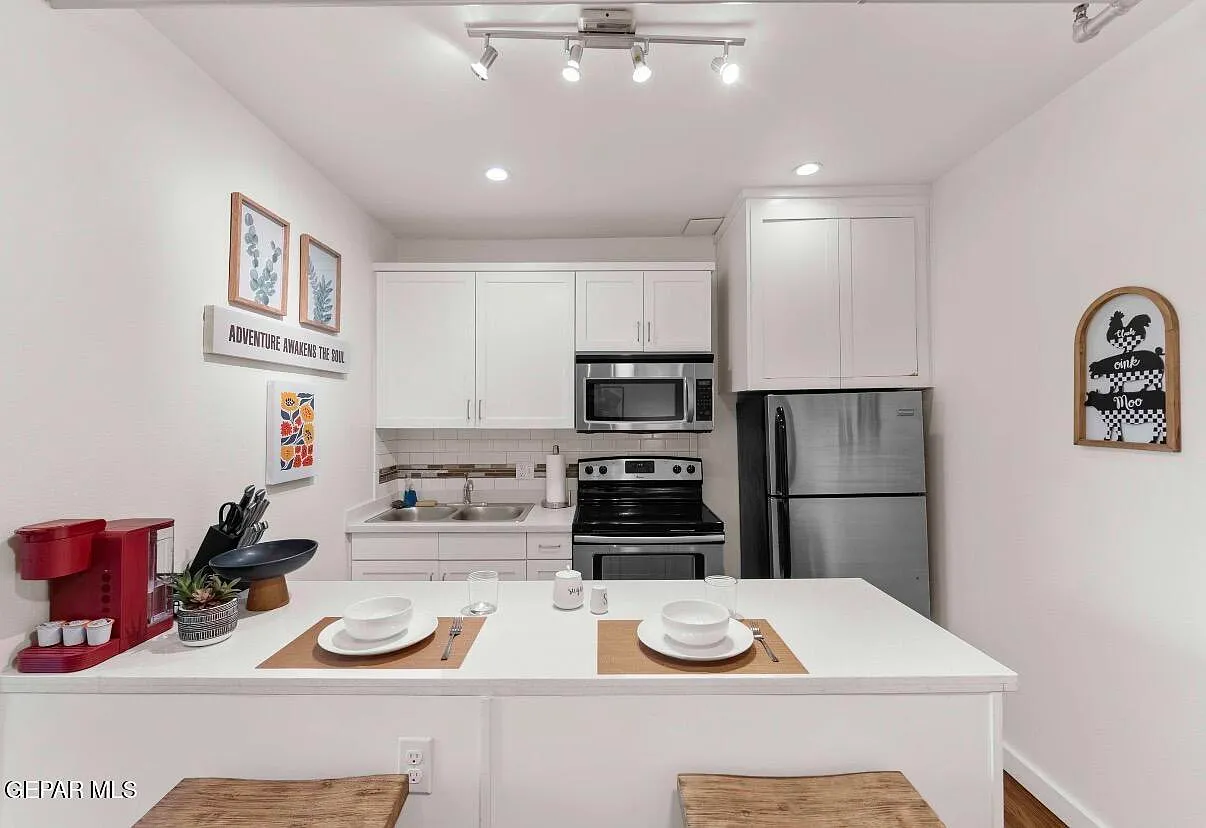 1 bed, 400 sqft, $1,050 — Photo 3