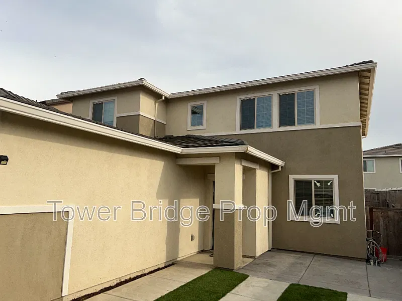 4 bed, 2.5 bath, 2000 sqft, $2,745 — Photo 2