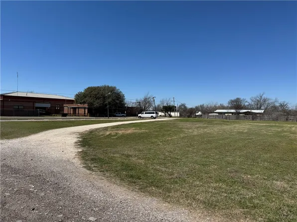4 N 11th St, Lott, TX 76656