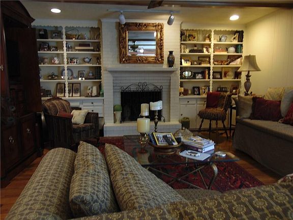 4th image of 9045 Villa Park Cir