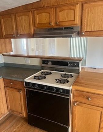 3rd image of 252 Newbury St Trailer 8