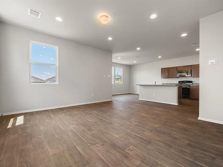 187 Haywood Mnr — Photo 3