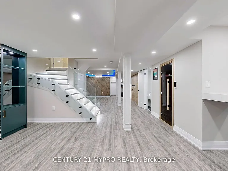 13 N Rexford Dr — Photo 35