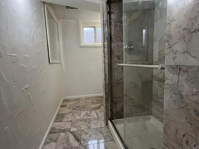 Bathroom (in)