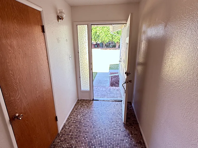 1043 Grove Ave — Photo 24