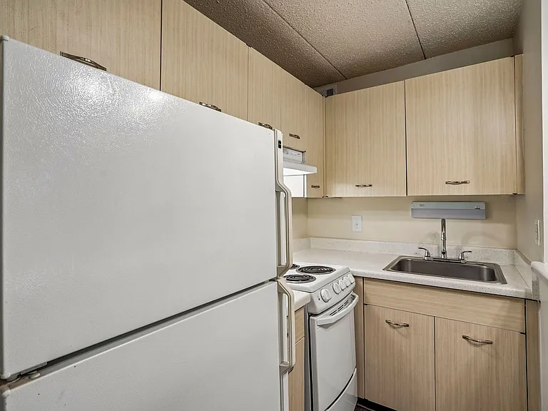 Lincoln Tower Apartments — Photo 26