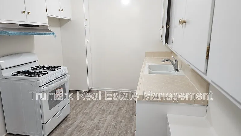 2 bed, 1.0 bath, 800 sqft, $2,250 — Photo 2