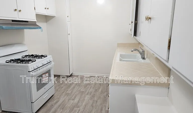 323 N Howard St #6 — Photo 2