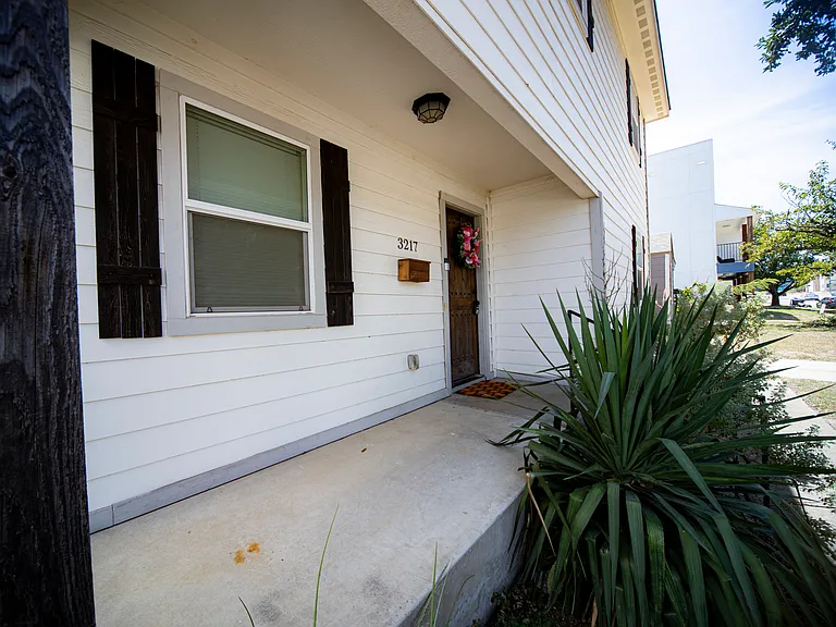 3217 McCart Ave — Photo 3