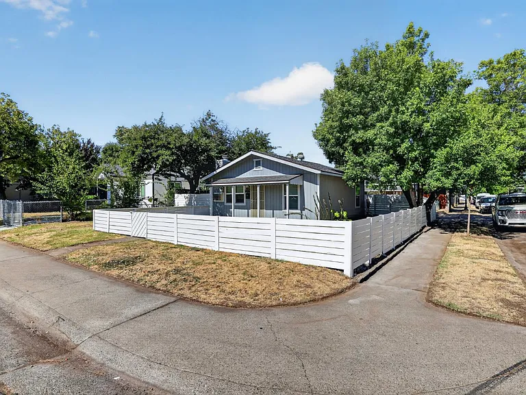 2297 Beaumont St — Photo 3