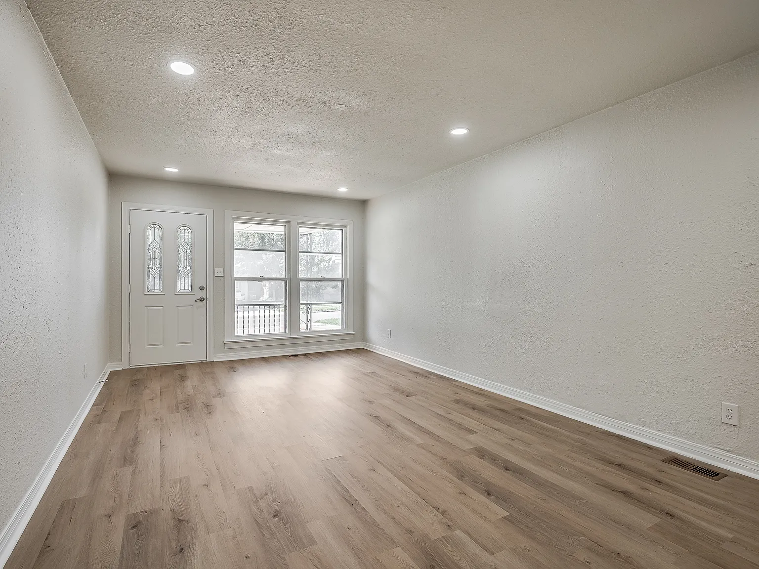 2 bed, 993 sqft, $1,550 — Photo 3