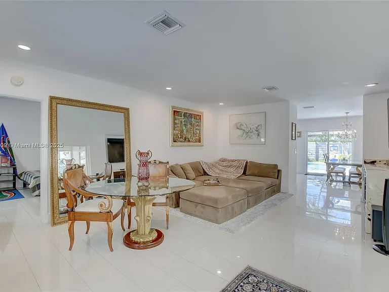 2601 NE 11th Ct — Photo 5