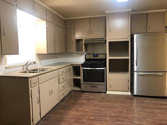 3rd image of 4001 Oaklawn St