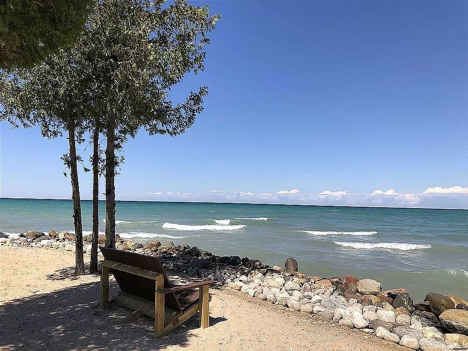 2nd image of 4295 Lake Shore Dr