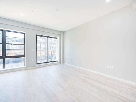 2nd image of 14-18 Astoria Park S #1A