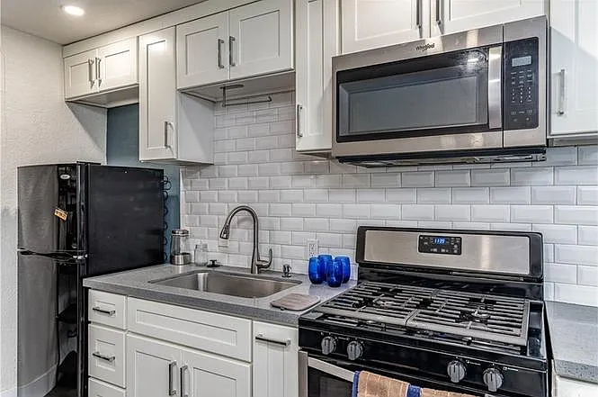 2148 S Sycamore St #B2 — Photo 3