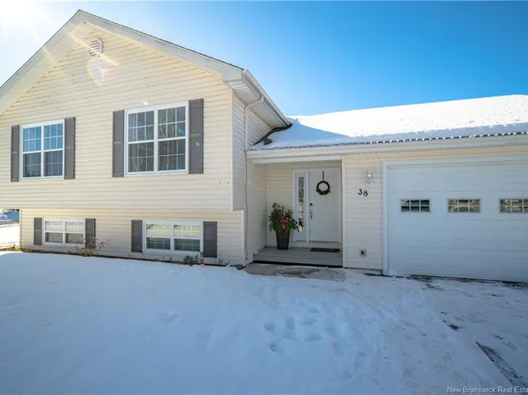 38 Irene St, Burton, NB E2V 0E7
