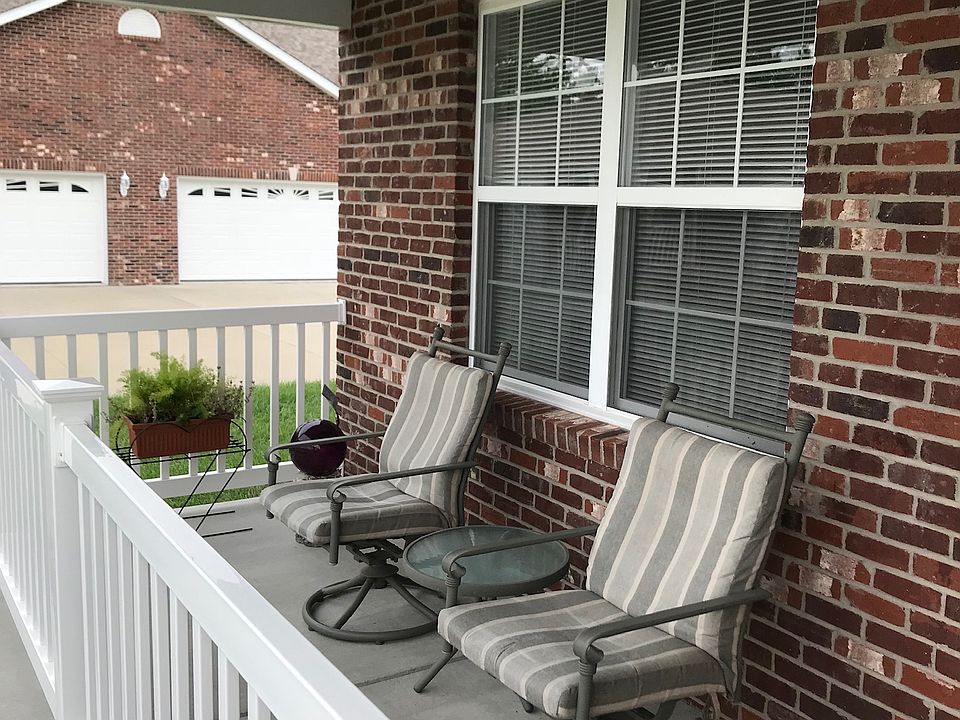 Covered front pirch