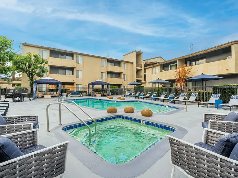 The Lodge at Porter Ranch Apartments — Photo 20
