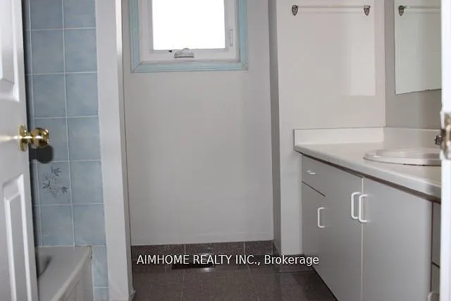 137 Irenemount Cres #UPPER — Photo 17