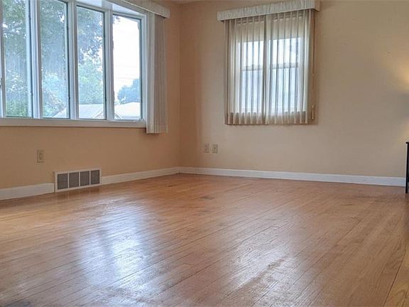 4th image of 170 Selma St