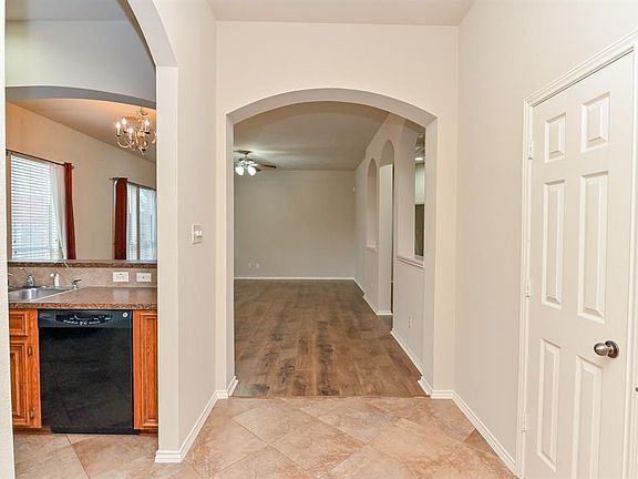 5th image of 2106 Castle Gardens Ln