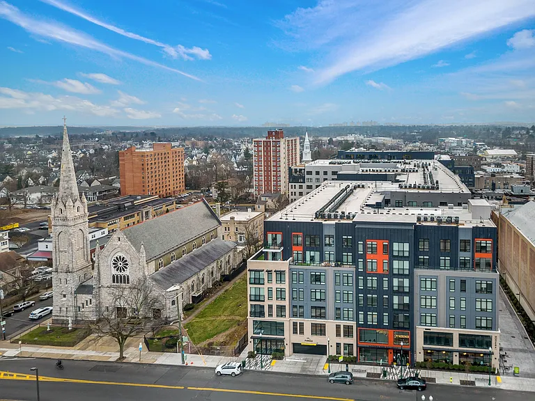 Just 30 minutes from Manhattan in gorgeous Westchester County, New Rochelle is an idyllic escape.