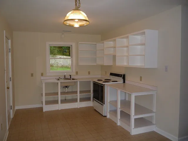 3 bed, 1.0 bath, $1,400 — Photo 3