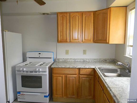 4th image of 163 Van Winkle Ave