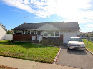 7 Piper Pl, Old Bethpage, NY 11804