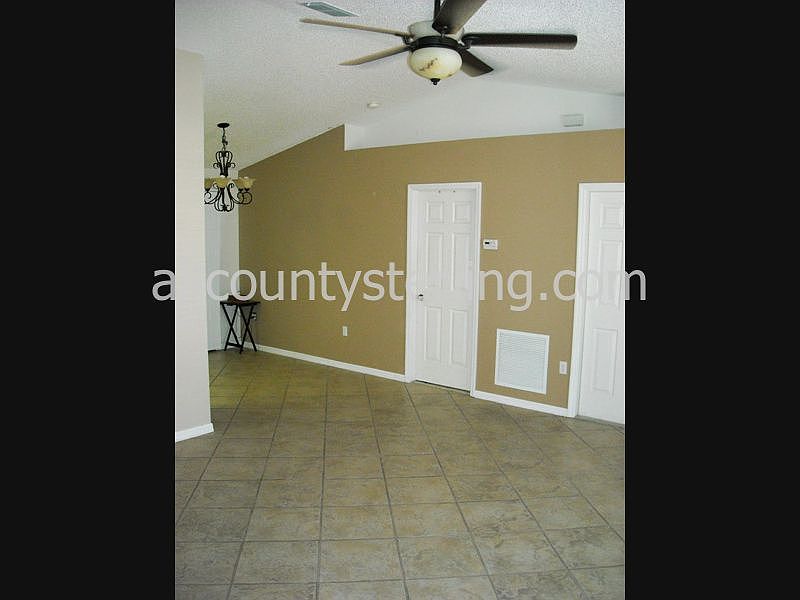 2nd image of 860 Live Oak Ave