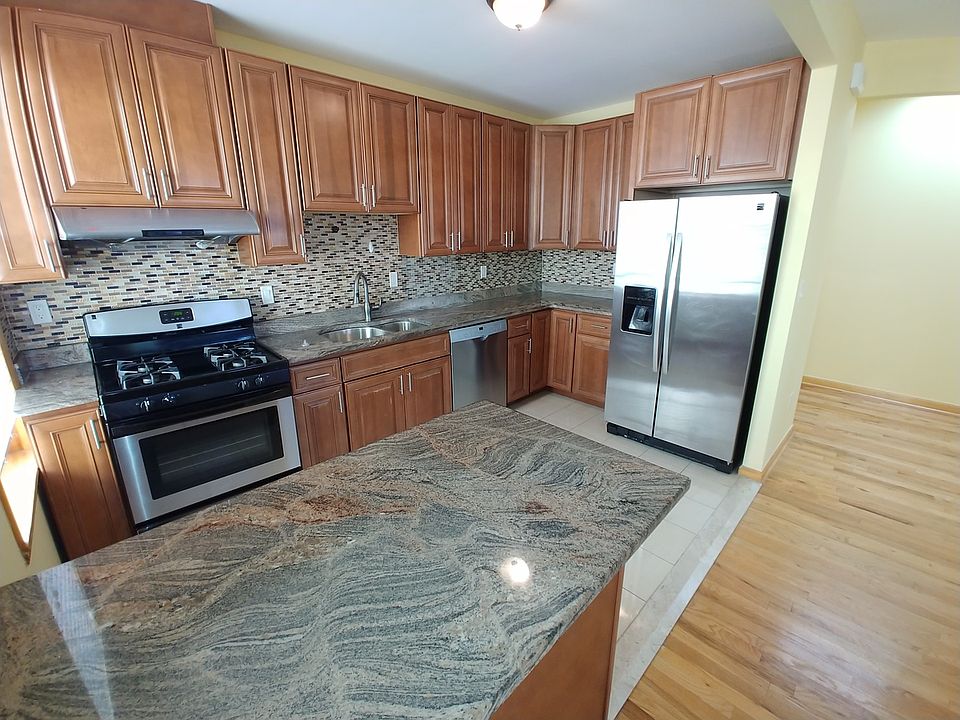 1st image of 22-63 Crescent St #2