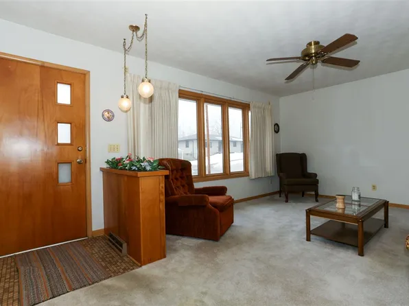 1235 Cerro Dr, Dubuque, IA 52001