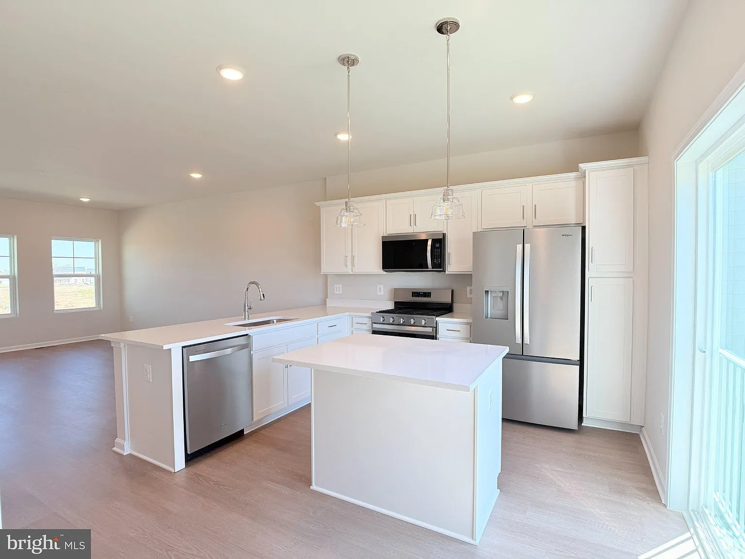 3 bed, 4.0 bath, 1669 sqft, $2,400 — Photo 3