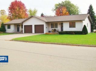 114 W Rowland St, New London, WI 54961