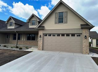 821 9th St SW #10B, Demotte, IN 46310