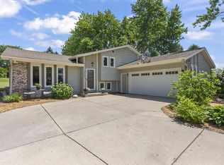 352 Stone Ct, Pewaukee, WI 53072